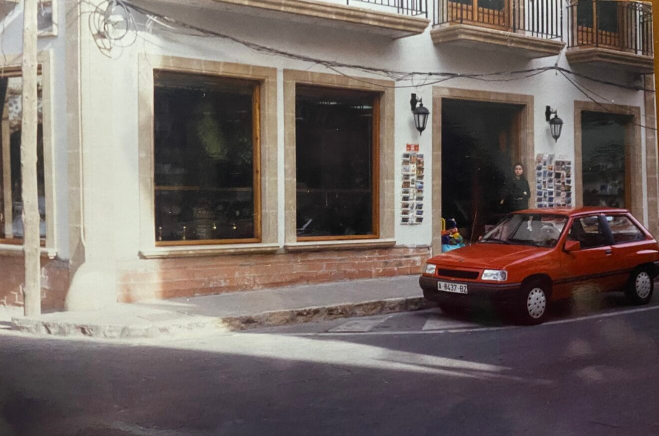 Fassade des neuen Gebäudes und des neuen Ladens „Regalos Bolufer“ in Ronda Norte. 90er | Archivfoto von Cristóbal Bolufer Buigues