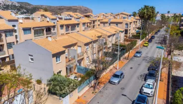 Moderne Fassade mit privatem Garten