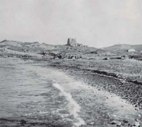 Imagen: Foto del Arenal y el castillo de San Martín a finales de los años 40 del siglo XX Foto Libro 'Historia de los castillos de la provincia de Alicante'