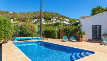 Hängematten am Pool – der perfekte Ort zum Sonnenbaden und Genießen des mediterranen Klimas