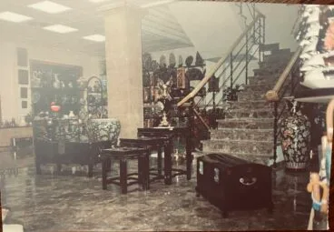 Hauptgeschoss und Zugangstreppe zur zweiten Etage des neuen Stores „Regalos Bolufer“. 90er Jahre. Fotoarchiv von Cristóbal Bolufer Buigues