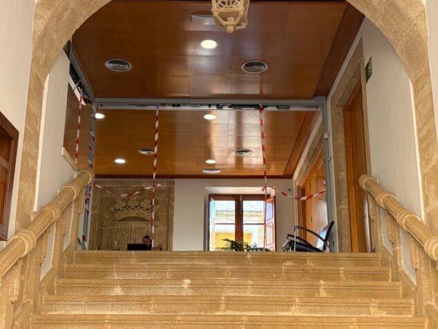 Imagen: Instalación de la puerta en el hall del Ayuntamiento de Xàbia