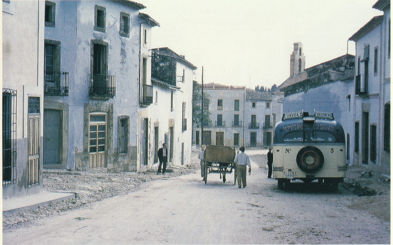La muralla de dalt, carro y autobús de Venturo. Xàbia en 1958