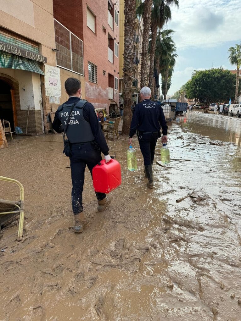 La Policía Local de Xàbia sigue ayudando a las poblaciones afectadas por la DANA