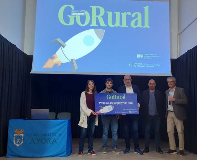 Imagen: María Romá recogiendo el premio