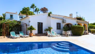 Sonniger Pool mit Terrasse, ideal zum Abkühlen und Entspannen an Sommertagen