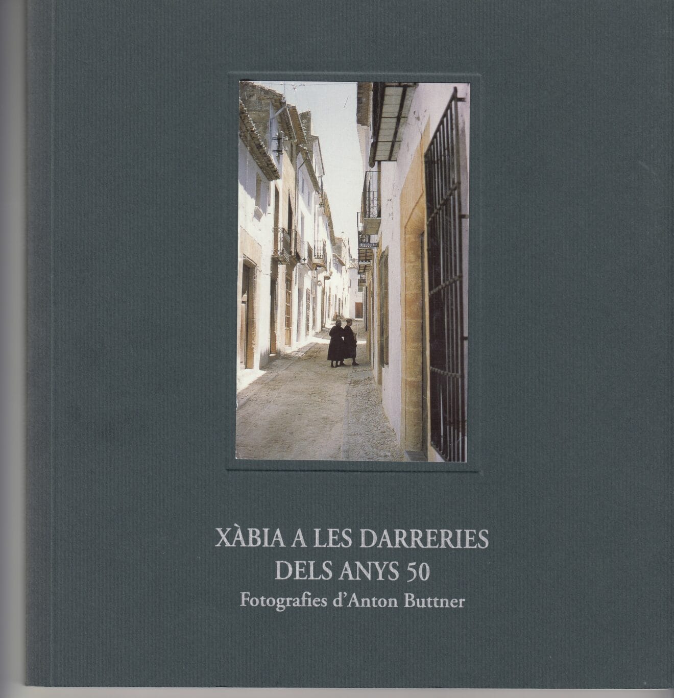 Portada del libro. La foto es el Carrer En Forn en 1958