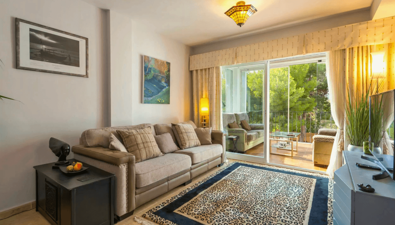 Sala de estar moderna y climatizada, ideal para relajarse en cualquier época del año