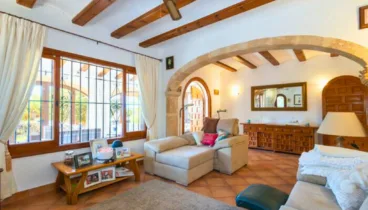 Geräumiges und helles Wohnzimmer mit Kamin und Zugang zur verglasten Terrasse