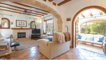 geräumiges Wohnzimmer mit Kamin