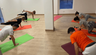 Ihr Mehrzweckraum zum Üben von Yoga, Pilates, Stretching und Personal Training