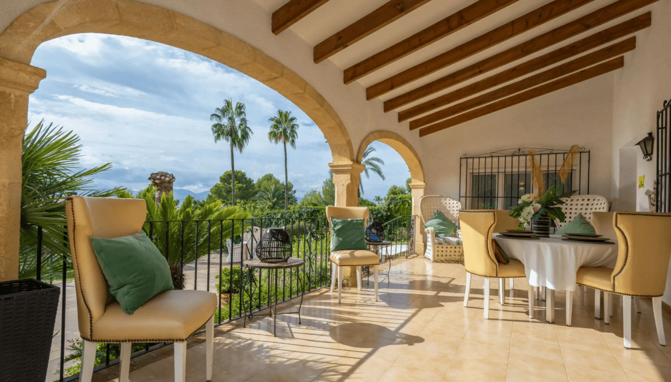 Überdachte Terrasse mit Steinbögen und Blick auf den Montgó