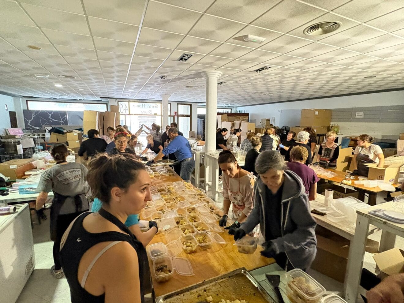 Freiwillige, die in Obrador de Gata zusammenarbeiten, um Nahrungsmittel an die von DANA Betroffenen zu schicken