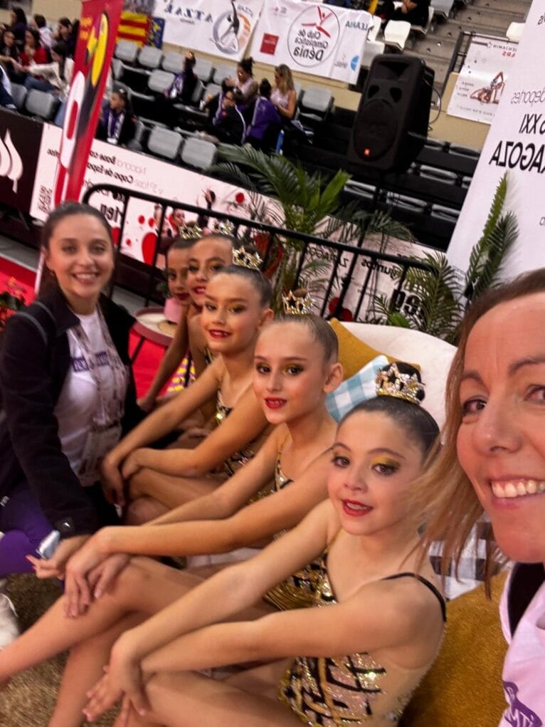 Gimnastas de Xàbia con sus entrenadoras