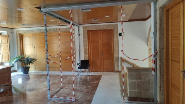 Imagen: Estructura de la puerta que cerrada el hall del Ayuntamiento de Xàbia