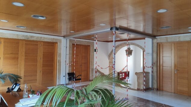 Imagen: Estructura de la puerta que cerrada el hall del Ayuntamiento de Xàbia