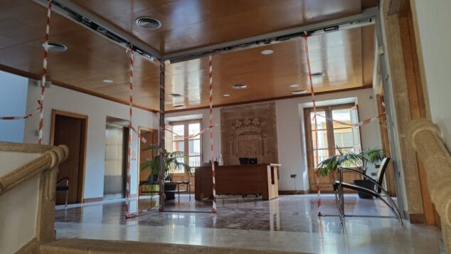 Imagen: Estructura de la puerta que cerrada el hall del Ayuntamiento de Xàbia