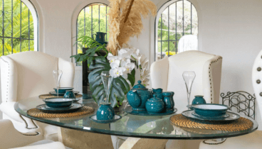 Essbereich mit Bogenfenstern und viel Tageslicht