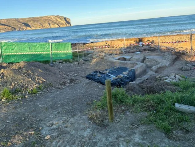 Imagen: Base de un nido de artillería en el Primer Montañar de Xàbia descubierto con la regeneración del litoral