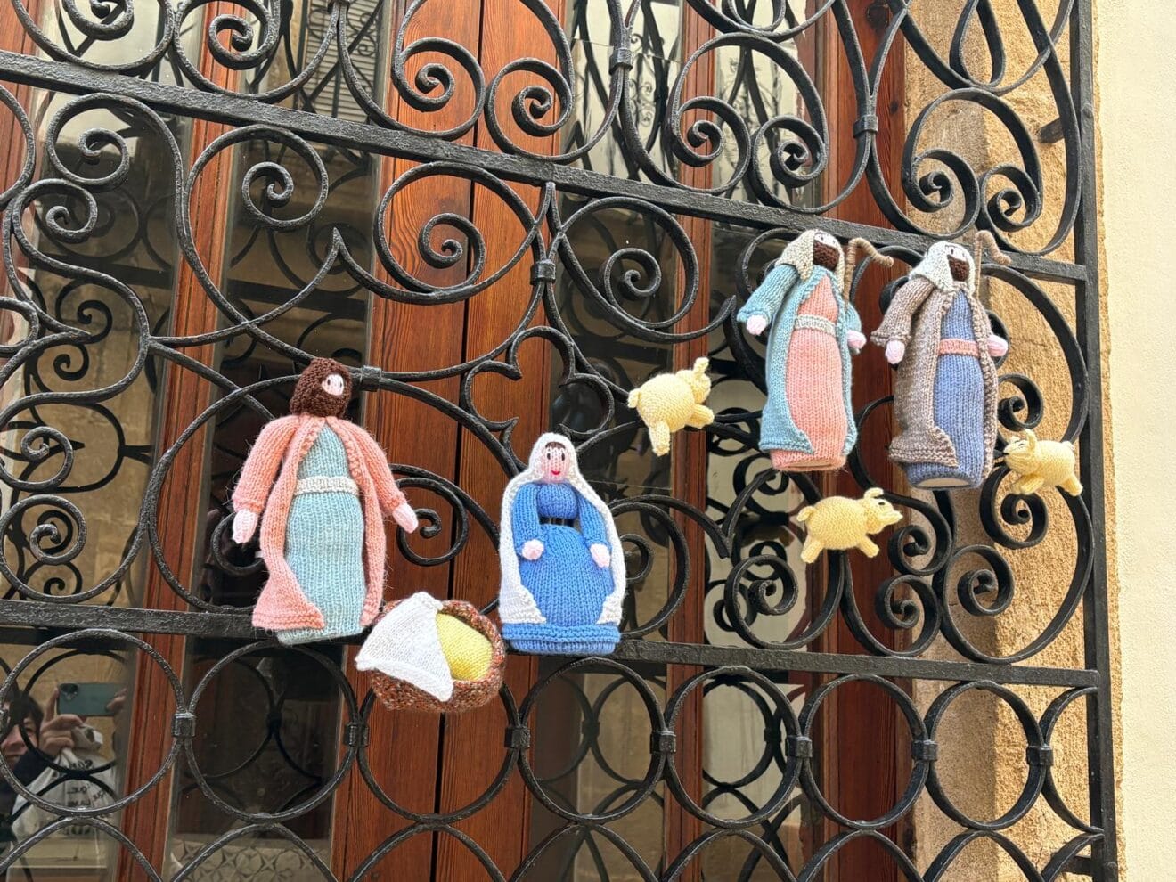 Decoración artesanal cuelga de las ventanas en las calles de Xàbia