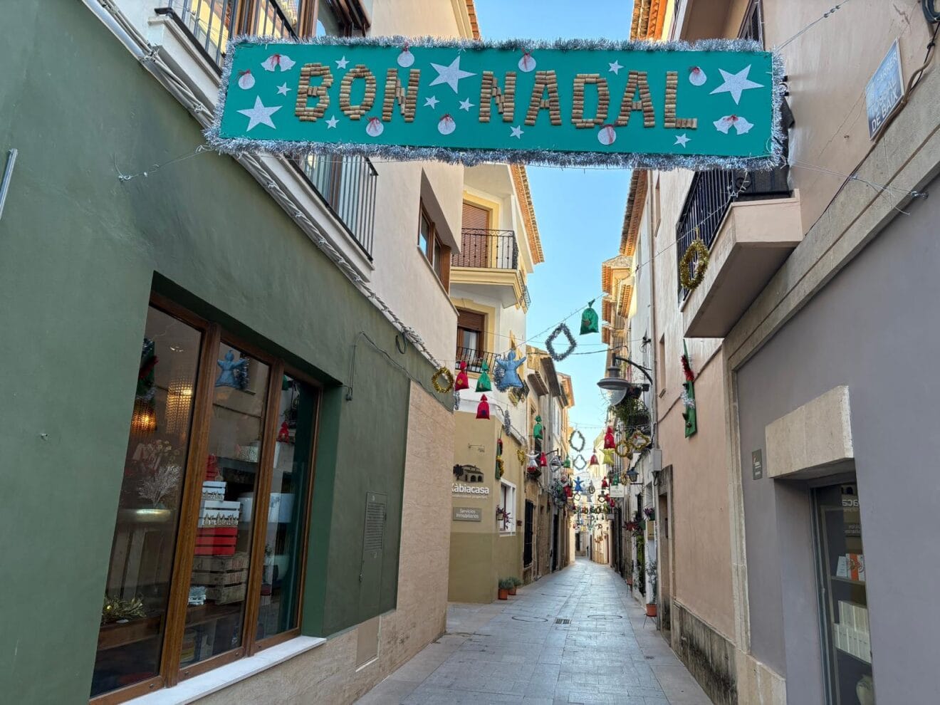 Decoración navideña en la calle Tossal de baix