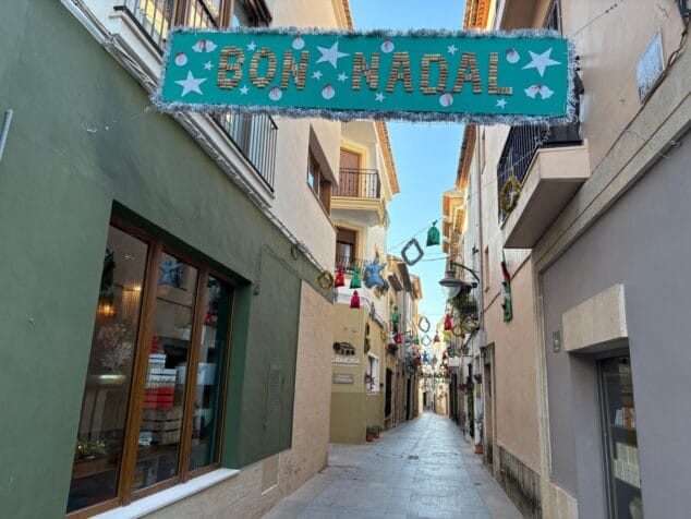 Imagen: Decoración navideña en la calle Tossal de baix