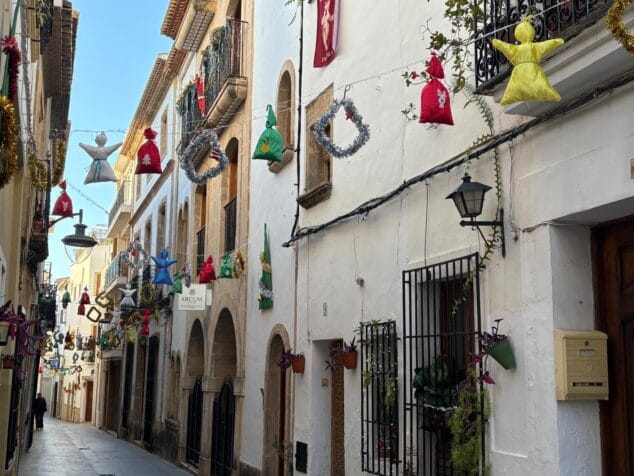 Imagen: Detalles de la decoración navideña en la calle Tossal de Baix de Xàbia