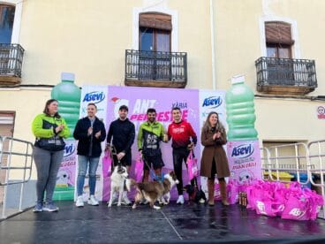 Ganadores con perro San Silvestre Perrestre Xàbia 2024 – Tres primeros en categoría masculina