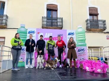 Ganadores con perro San Silvestre Perrestre Xàbia 2024 – Tres primeros en categoría masculina
