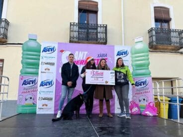 Entrega del cheque a APASA en la  San Silvestre Perrestre Xàbia 2024