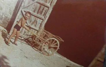 Joan Bou mit dem Auto seines Vaters