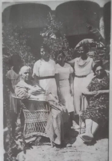 aLa madre de Romualdet, Teresa Guarner, sentada en su naya de la Finca La Senia | Foto Archivo Familia Rodríguez Pérez