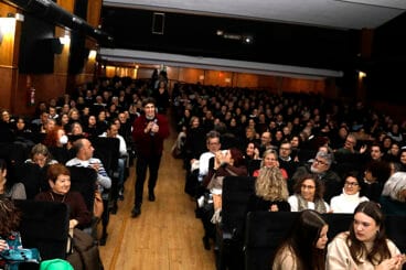 Público asistente al coloquio de Óscar Lasarte en el Cine Jayan de Xàbia