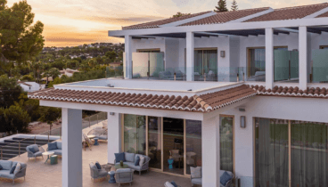 Relájate en la espaciosa y acogedora terraza de Dionis Hotel Boutique