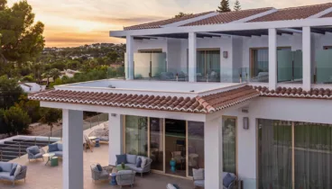Relájate en la espaciosa y acogedora terraza de Dionis Hotel Boutique