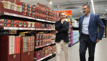 Vicent Claramunt, responsable de Expansión de ALDI en la zona; y Juan Luis Cardona Salvador, concejal delegado en materia de Fomento Económico, Dinamización Económica, Emprendimiento y Empleo del Ayuntamiento de Jávea