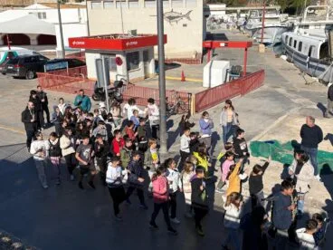 Alumnos del CP Port de Xàbia en apoyo a los pescadores
