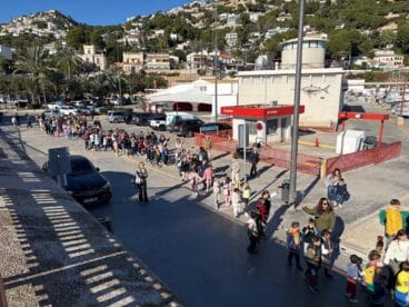 Alumnos del CP Port de Xàbia en apoyo a los pescadores