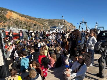 Alumnos del CP Port de Xàbia en apoyo a los pescadores
