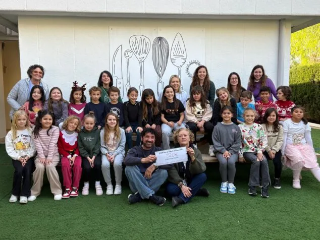 Imagen: Los alumnos del CEIP Port de Xàbia donan la recaudación de la Fira de Nadal