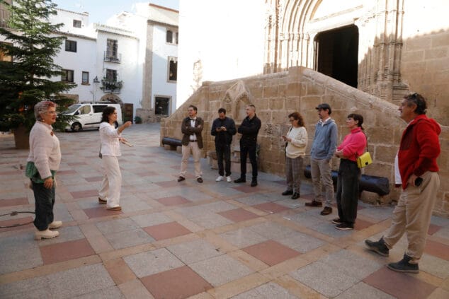 Imagen: Xàbia Negra 2024. Participantes en el inicio del concurso de cortos, recibiendo las plicas