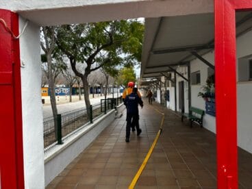 Actuación en el incendio de la caldera del colegio Mediterrànea de Xàbia (9)
