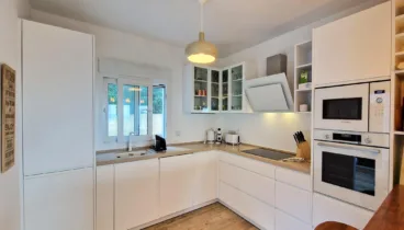 Cocina abierta con electrodomésticos modernos