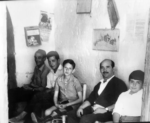 Imagen: De dcha a izq, Vicente Segarra Gavilá, Vicente Segarra Pérez y unos clientes amigos. Años 60. Foto Vicente Segarra Gavilá