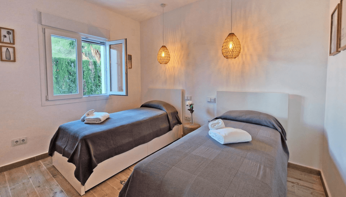 Descansa en este dormitorio con dos camas individuales