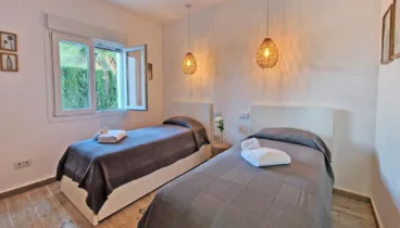Descansa en este dormitorio con dos camas individuales