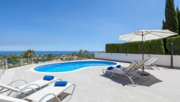 Disfruta de la piscina privada con terraza