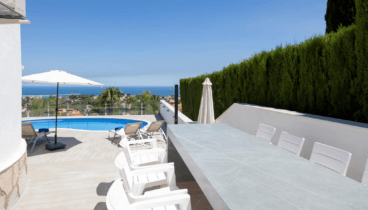 Disfruta en una terraza privada con vistas al mar