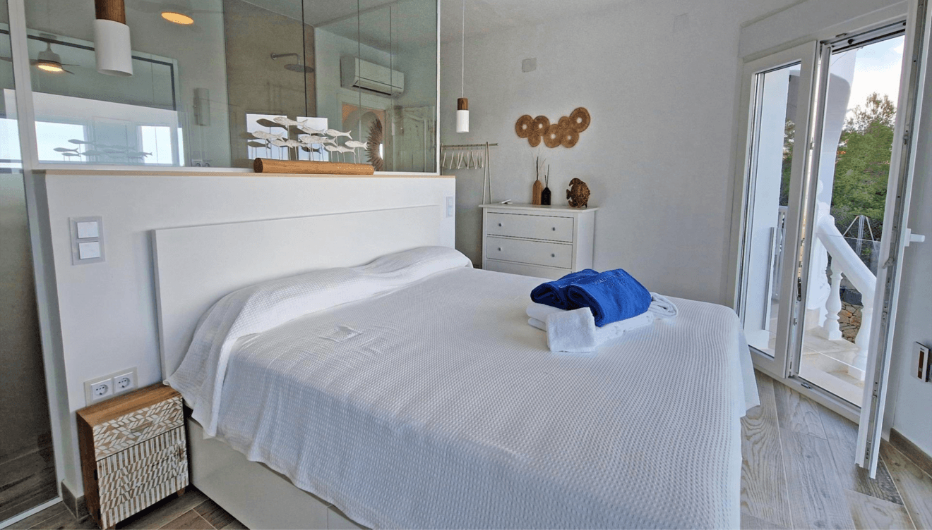 Dormitorio principal con baño en suite