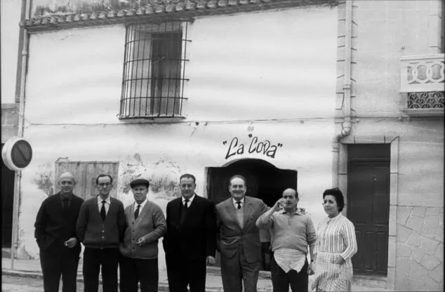 Imagen: Francisca Gavilá y Vicente Segarra con algunos denieros amigos de Vicente que sirvieron juntos en el Frente de Teruel. Años 60 | Foto Vicente Segarra Gavilá